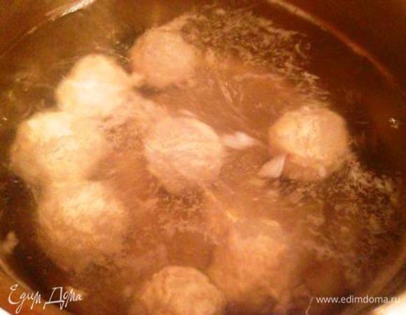 Формировать фрикадельки и бросать их в кипящую воду, подальше друг от друга, чтобы не слиплись.