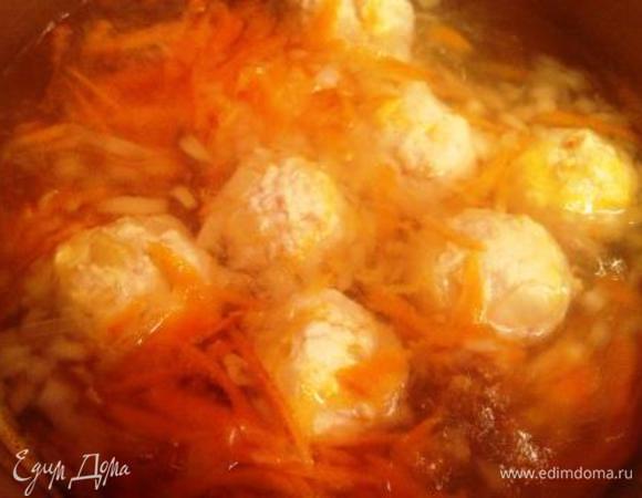 Добавить остаток лука и морковь. Посолить по вкусу.
Варить минут 15. Добавить нарезанный картофель и гречу.
Варить еще минут 20 до готовности гречки и картофеля.