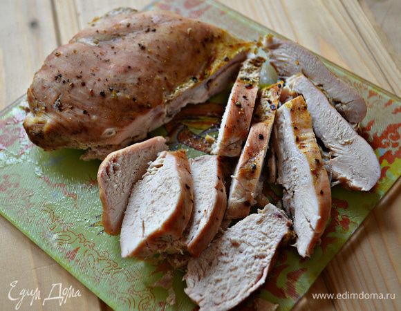 Запечённую куриную грудку нарежьте на кусочки.