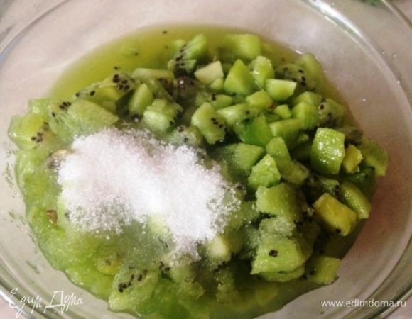 Киви почистить, промыть под холодной проточной водой, мелко порезать и засыпать сахаром.
Дать постоять полчасика, чтобы пустило сок.