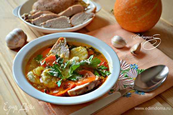 Готовый суп разлейте по тарелкам, в каждую добавьте ньокки и кусочки курицы, посыпьте тёртым пармезаном и подавайте к столу. Приятного вам аппетита!