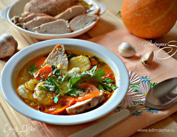 Готовый суп разлейте по тарелкам, в каждую добавьте ньокки и кусочки курицы, посыпьте тёртым пармезаном и подавайте к столу. Приятного вам аппетита!