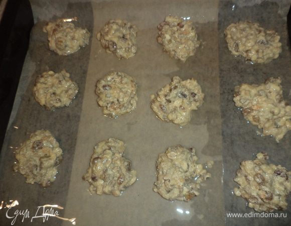 Противень выстелить бумагой для выпечки, смазать бумагу маслом. Ложкой выкладывать на бумагу печеньки в виде бугорков на некотором расстоянии друг от друга.