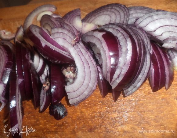 Лук очистить и нарезать полукольцами.
Цукини нарезать полукольцами.