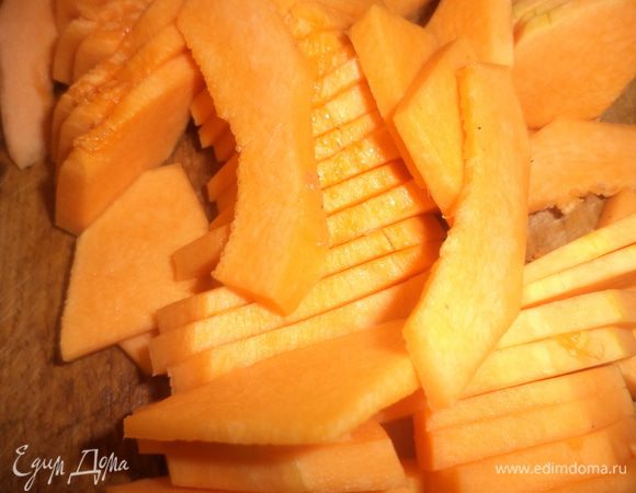 Тыкву очистить и нарезать ломтиками. 
Морковь очистить и нарезать толстой соломкой.