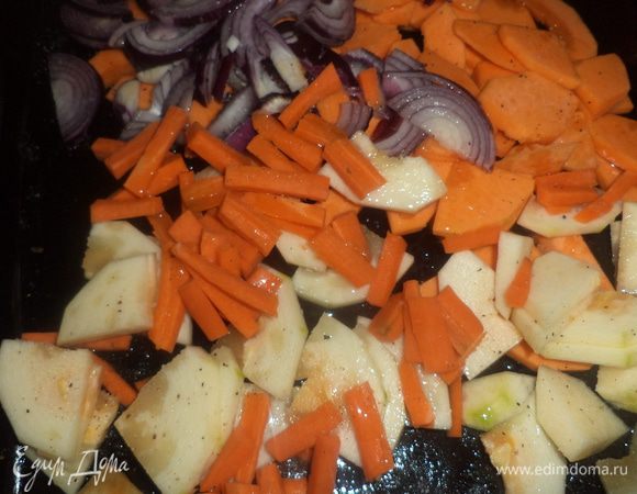 Противень смазать оливковым маслом, выложить овощи, сбрызнуть оливковым маслом, посолить, поперчить и запекать 20 минут при температуре 180°С.