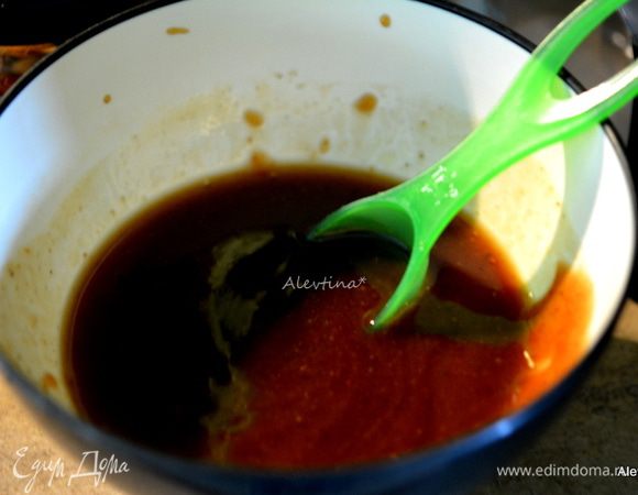 Смешать кетчуп, соус барбекю, сахар коричневый, вода 1/4 стакана.