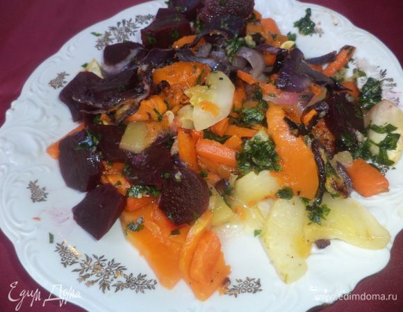 Свёклу очистить и нарезать ломтиками, перемешать с запеченными овощами.
Салат посолить, поперчить, полить соусом, перемешать.
Приятного аппетита!