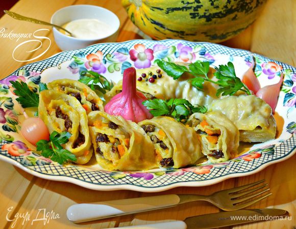 Готовый ханум разрежьте на порционные куски, выложите на тарелки и подавайте к столу горячим. Ханум можно подавать с томатным, томатно-луковым, соевым, сметанным соусом, кетчупом или просто со сметаной. Приятного вам аппетита!