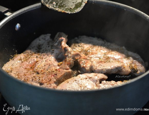 Разогреть на сковороде растительное масло, обжарить свинину, предварительно обсыпать свинину специей Монреаль с обеих сторон. Раз перевернуть.