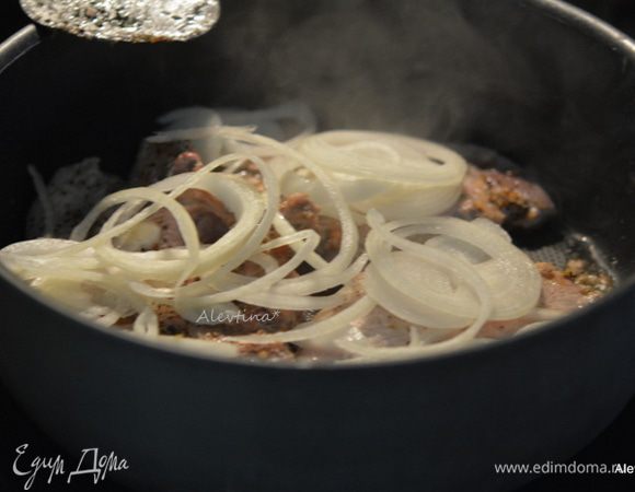 Лук сладкий очистить и порезать тонко. Выложить поверх свинины. Вылить приготовленный соус. Закрыть крышкой и готовить до готовности свинины.