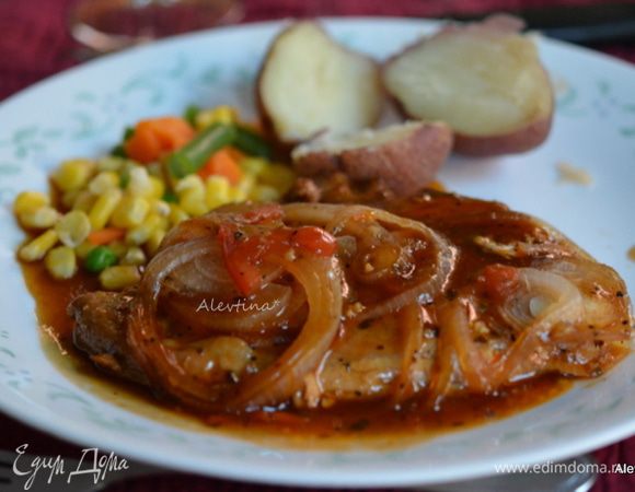 Подаем с соусом и луком по желанию и готовым гарниром. Приятного аппетита.