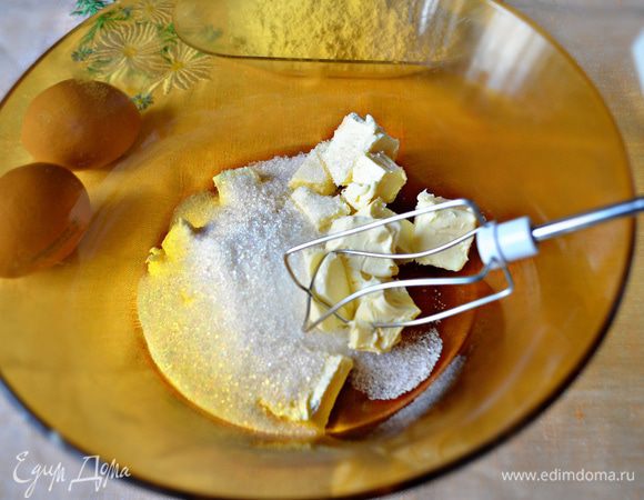 Сливочное масло разотрите с сахаром, добавьте щепотку соли. Взбивайте, добавляя по одному яйцу. Затем постепенно вмешайте муку вместе с разрыхлителем. Тесто разделите на 2 части. В одну из частей добавьте 3 ст л какао и хорошо перемешайте.