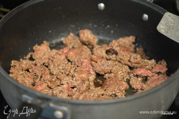 На сковороде разогреть масло 1 ст.л., обжарить говяжий фарш до коричневого цвета. Переложить на тарелку.