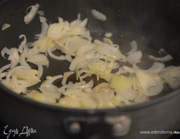 Вновь разогреть масло на сковороде и обжарить тонко порезанный лук (примерно 5 минут).