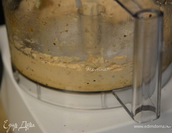 Сливочный сыр комнатной температуры порубить вместе с вялеными томатами  в кухонном комбайне. 