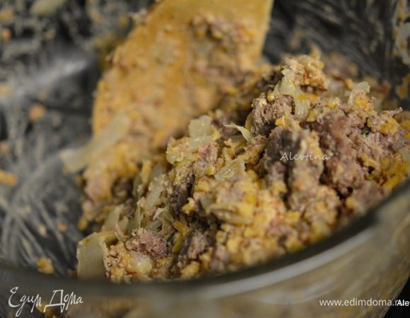 Смешать в емкости фарш, сливочный сыр с томатами вялеными (можно заменить на перцы сладкие в масле), хлебную крошку, лук, сыр тертый, соль и черный перец.