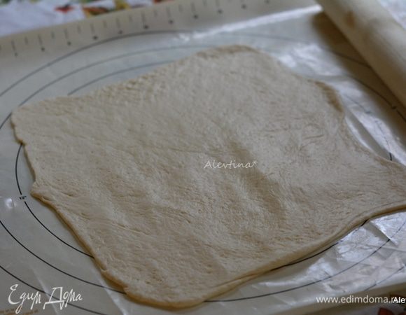 Для рецепта нужно 2 пласта теста для пиццы. Каждый пласт раскатать, разрезать на 4 части.