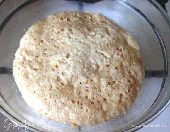 В 100 мл теплого молока распустить дрожжи, 1 ч. л. сахара и оставить минут на 15, чтобы дрожжи "ожили".