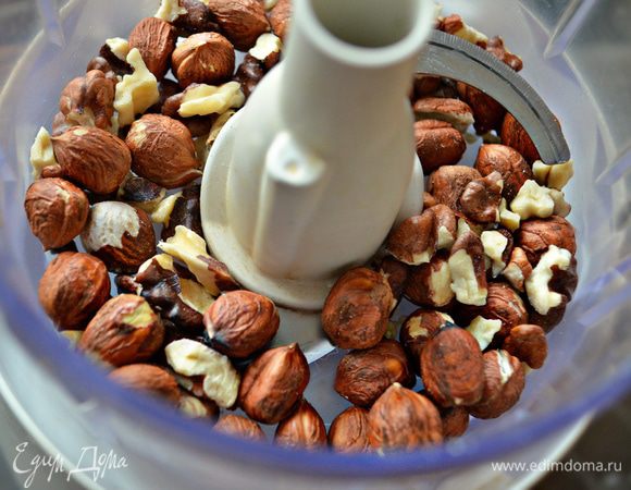 Фундук измельчите в блендере. Я добавила немножко и грецких орехов.