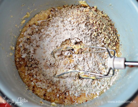 Для тыквенного теста масло также разотрите с сахаром, добавьте мёд и и яйца. Добавьте орехи, муку и тщательно перемешайте.