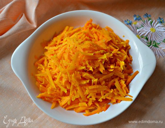 Тыкву натрите на крупной тёрке, добавьте к тесту и хорошо перемешайте.