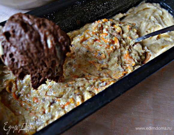 Фому для кекса смажьте маслом, можно дополнительно немного присыпать    манной крупой. Выложите светлое тесто, затем - тесто с тыквой и в завершение - тёмное.
