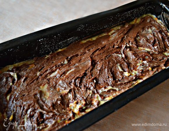 Верхний слой разровняйте с помощью вилки. Вы можете также осторожно и перемешать слои. Выпекать кекс в разогретой до 170 г духовке около 1 часа.  