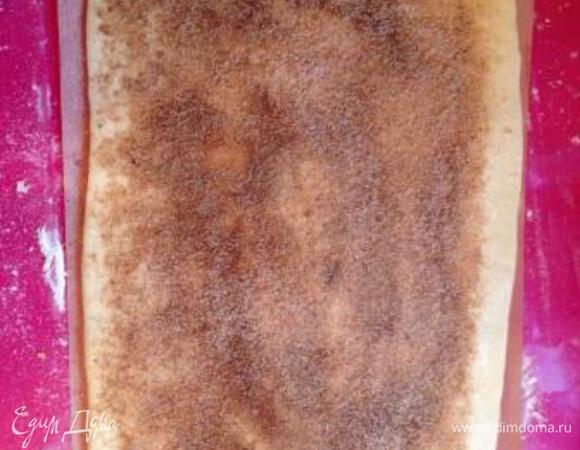 Тесто раскатать в прямоугольный пласт (на большой рулет у меня ушло около 2/3 теста) примерно 30х40 см сразу на листе пергамента.
Смазать всю поверхность растительным маслом, присыпать сахаром и корицей.