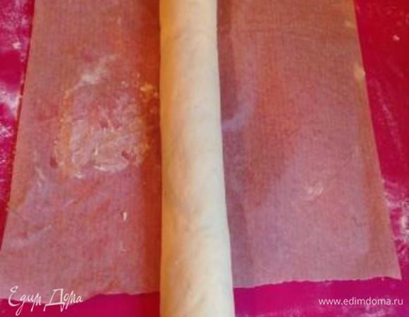 Скатать в тонкий плотный рулет.