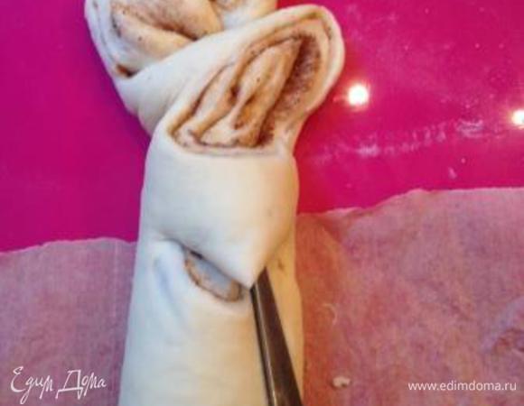 Держа ножницы под углом 45 градусов, начинаем нарезать рулет на ломтики примерно 1 см толщиной, не дорезая до конца (должна получиться цельная, связанная фигура, а не колбасная нарезка).
Ломтики выкладываем следующим образом:по центру-влево-вправо и повторяем так до самого конца.