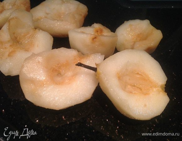 Духовку разогрейте до 180°С. Груши очистите, удалите середину, оставив хвостик.