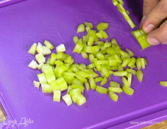 Сельдерей нарезать маленькими кубиками.