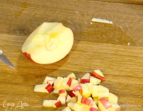 Яблоко, удалив сердцевину, мелко порезать.