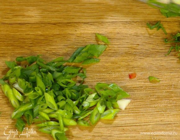 Зеленый лук тонко порезать наискосок.