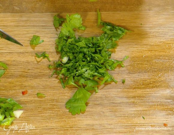 Листья петрушки измельчить.