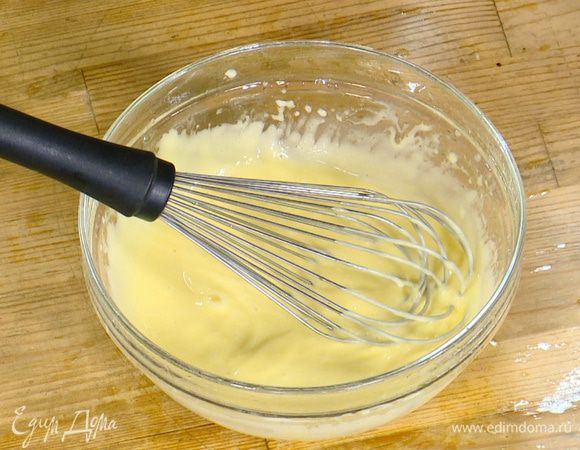 Приготовить майонез: соединить желток, горчицу и лимонный сок и слегка взбить венчиком, затем тонкой струйкой, непрерывно вымешивая, вливать оливковое масло. Когда майонез будет практически готов, влить уксус и перемешать еще немного.