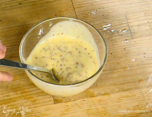 Приготовить заправку: к 2–3 ст. ложкам майонеза добавить горчицу, измельченный чеснок, посолить, поперчить и перемешать.