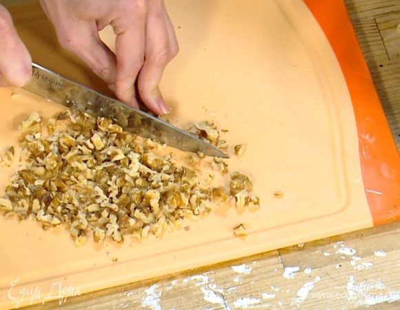 Грецкие орехи мелко порубить.