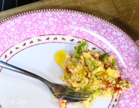 Готовый салат полить медом.