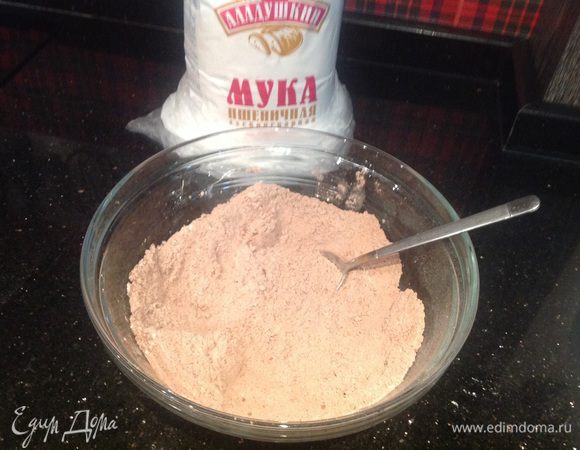 Просейте муку, смешайте с корицей, какао, разрыхлителем, содой, солью и сахаром.