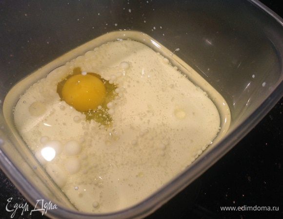 Отдельно смешайте молоко, сметану, яйцо и растительное масло.