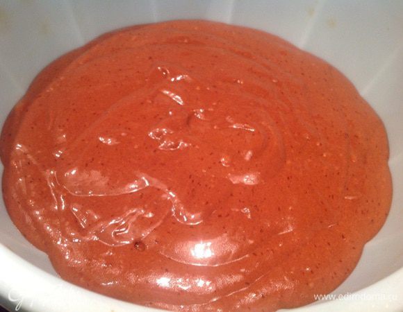 Добавьте жидкие ингредиенты к сухим, перемешайте. Вылейте тесто в форму.