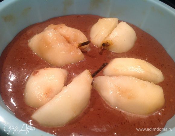 Сверху выложите груши, они будут торчать. Пока пирог будет выпекаться тесто сильно поднимется. Выпекайте в духовке 55 минут. Готовность проверьте зубочисткой.