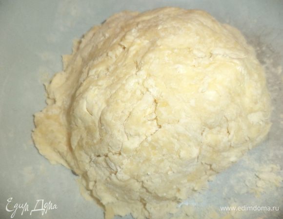 Для теста муку просеять, добавить порезанное на кусочки охлаждённое сливочное масло, и порубить в крошку масло с мукой.
Добавить яйца, сахар, перемешать. Понемногу влить ледяную воду, замесить тесто. На 30 минут положить тесто в холодильник.