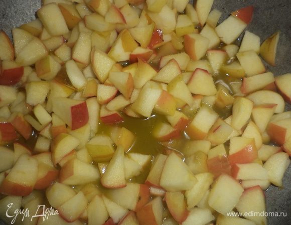 На сковороде растопить сливочное масло, выложить нарезанные яблоки, добавить сахар и обжаривать яблоки 5 минут.