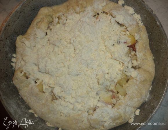 Для приготовления топпинга муку и охлаждённое сливочное масло перетереть в крошку, добавить сахар, перемешать.
Высыпать топпинг сверху на яблоки.