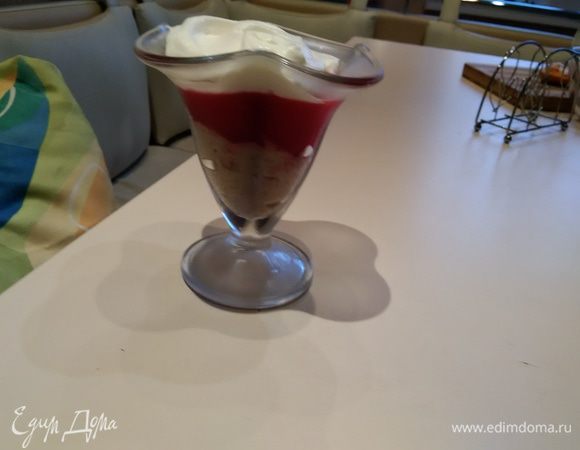 Взбиваем сливки до густоты, постепенно добавляем сахарную пудру. Её количество можно варьировать в зависимости от вкуса. Затем достаем десерт из холодильника и завершаем его шапочкой из сливок. По идее, за это время кисель превратится в желе, у меня было так.
Ещё раз добавлю, что количество сахара зависит от ваших предпочтений, но мне хотелось именно такого сочетания сладковатых бананов с кислой клюквой и нежными сливками. 
Приятного аппетита!