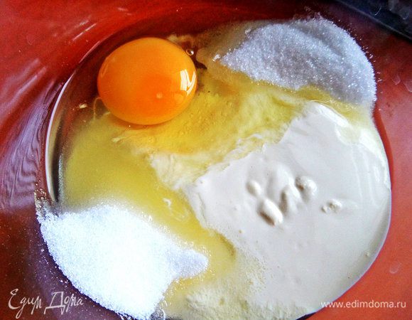 Для жидкой основы смешиваем сметану, яйцо, муку "Аладушкин" с разрыхлителем, сахар.