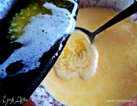 Масло растопить и влить, когда оно слегка остынет, в тесто.